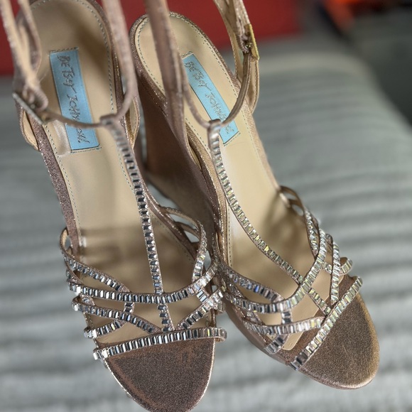 Blue by Betsey Johnson Ember Wedge Sandals Rhinestone Straps size 9 NEW - Picture 3 of 7